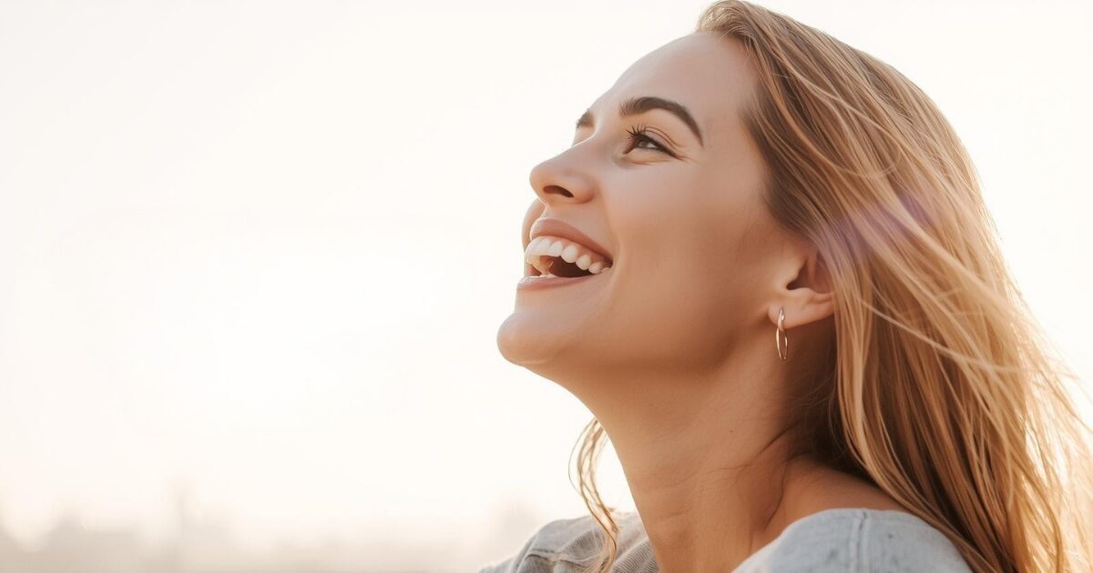 笑顔の女性の画像